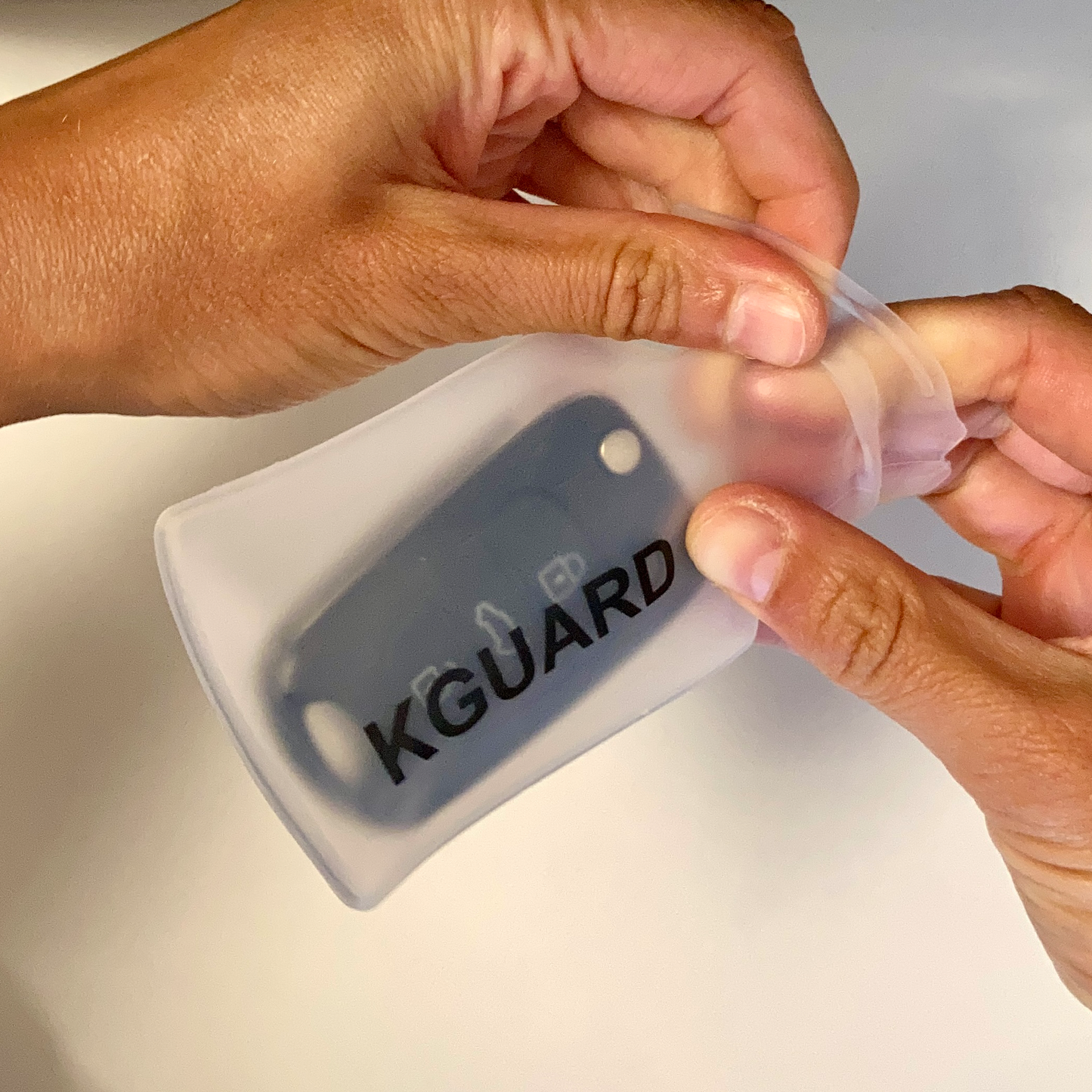 #09 - KGUARD Bolsa Estanca Translúcida IPX8 para transportar la Llave Electrónica del Coche