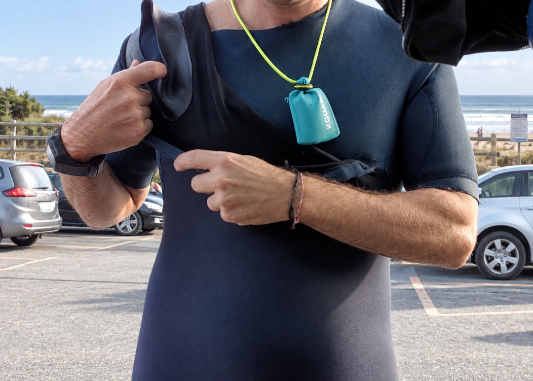 Surfista disfrutando de una sesión con la llave electrónica protegida en KGUARD.