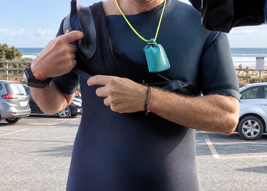 Surfista disfrutando de una sesión con la llave electrónica protegida en KGUARD.